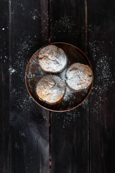 Cozinhar queques em casa. Muffins perfumados e frescos na mesa — Fotografia de Stock