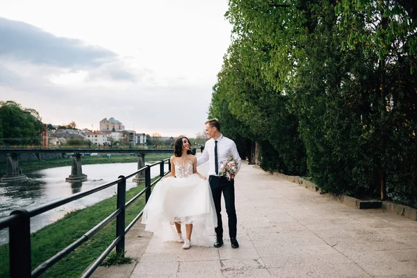 gelin ve damat gün doğumunda set boyunca yürüyor