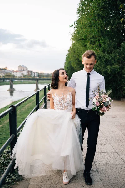 Ο γάμος, η νύφη και ο γαμπρός πάνε στο δρόμο. Περπατήστε την ημέρα του γάμου σας — Φωτογραφία Αρχείου