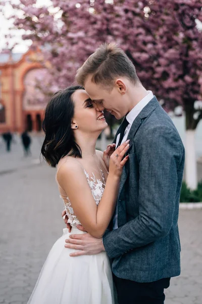 Organisation von Feiertagen, Hochzeitsagentur. Liebespaar küsst sich auf der Straße — Stockfoto
