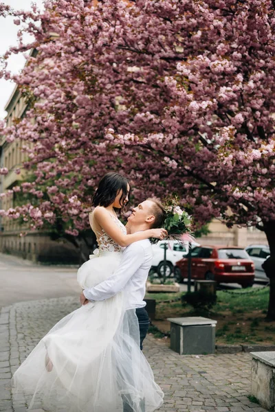 Радість і щастя на обличчях нареченого і нареченого в день весілля — стокове фото