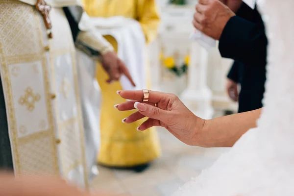 Cerimónia de casamento, igreja ortodoxa. noiva detém um anel de ouro em seu dedo — Fotografia de Stock