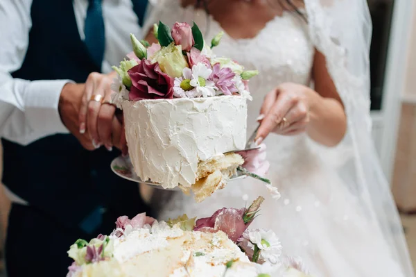 Gelin ve damat onların düğün pastası kesme