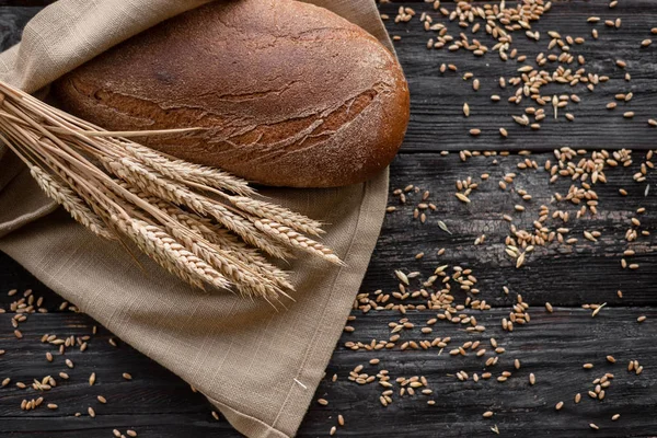 Una hogaza de pan fresco huele fragante. Hermosa corteza rojiza. Comida preparada — Foto de Stock