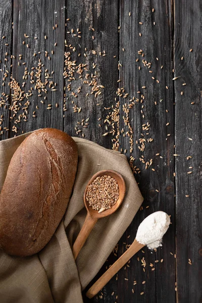 Мы готовим вкусный хлеб отрубей из их пшеницы дома — стоковое фото
