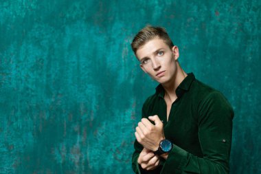 adam onun izlemek koyar duvara karşı