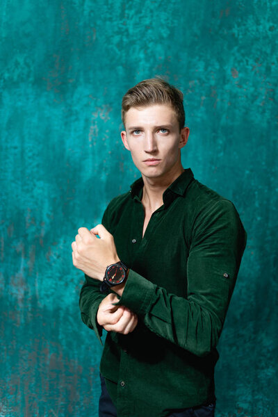 Парень с часами выглядит уверенным. собираясь
