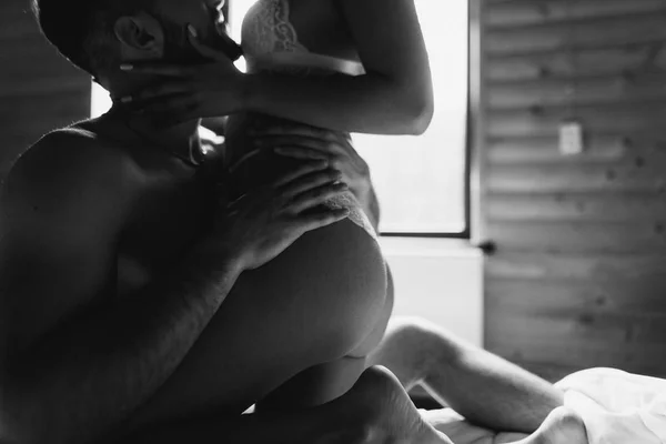 yatakta aşıklar ön sevişme yapmak, onlara boudoir iç çamaşırı