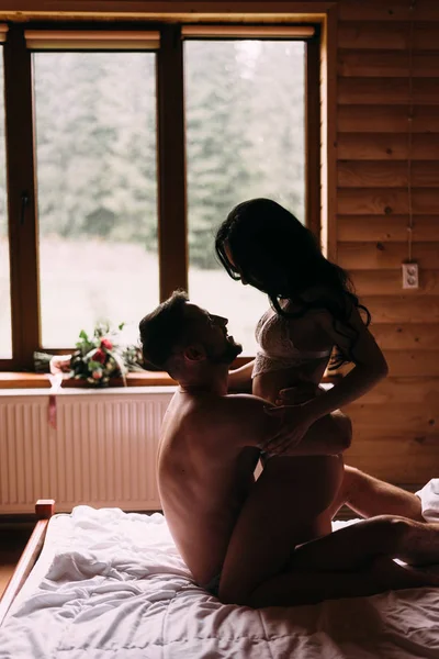 seksi aşıklar erkek ve kadın yatakta yalan. Güzel atletik vücut