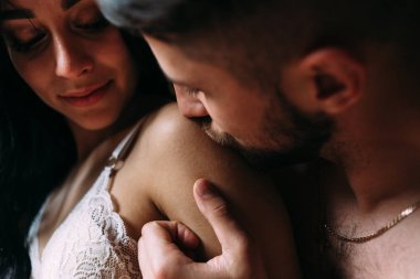 erkek ve kadın öpücükler ile birbirlerini okşar. Seks öncesi ön sevişme