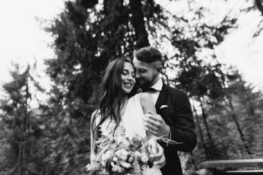 mutlu gelin ve damat düğün gününde sevinirler. Neşe içinde harika bir gün