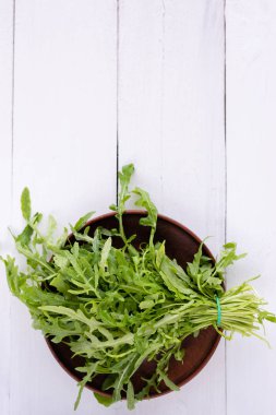 bir tabakta arugula salatası. Kahvaltıda bir demet yeşillik