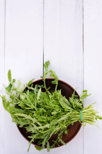 Salade de roquette dans une assiette. Un tas de légumes verts pour le petit déjeuner — Photo