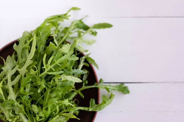 As folhas de Arugula estão em um prato na cozinha. Muitas vitaminas e nutrientes neles — Fotografia de Stock