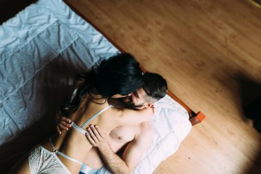 seksi ganimet ile kız yatakta çıplak yatıyor. Erkeğinin yanında