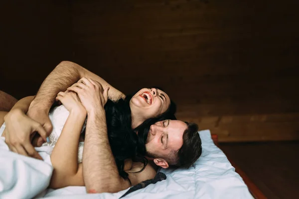 Amantes fazendo sexo na cama em casa. Preliminares. Vestido em roupa interior de renda — Fotografia de Stock