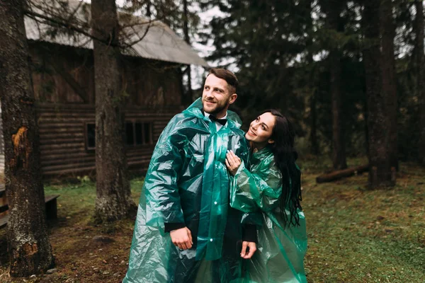 Bruiloft in het buitenland, vakantie foto sessie in IJsland. Koude wind en regen — Stockfoto