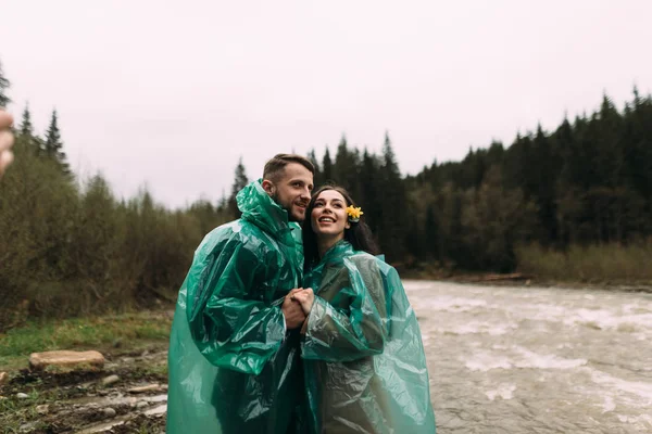 Liefdevolle paar reizigers rusten in IJsland. Stijlvolle en mooie jongens — Stockfoto