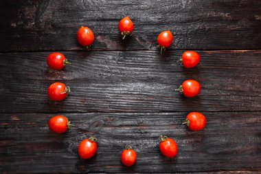 birkaç olgun ve sulu kiraz domates ahşap bir masa üzerinde yalan