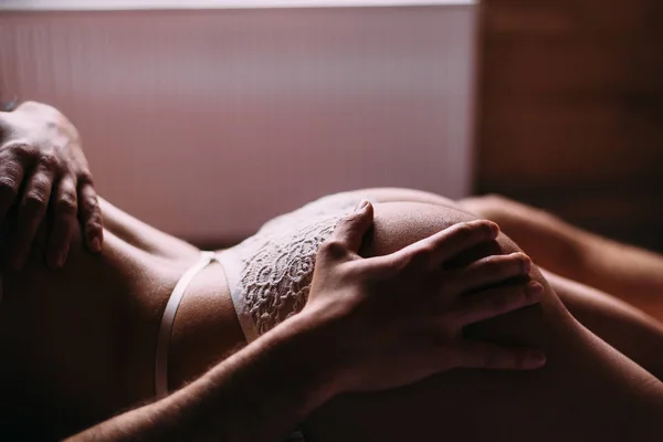 Kadın spor eşek güzel ve seksi. Adam yatakta bir kadın heyecanlandırır