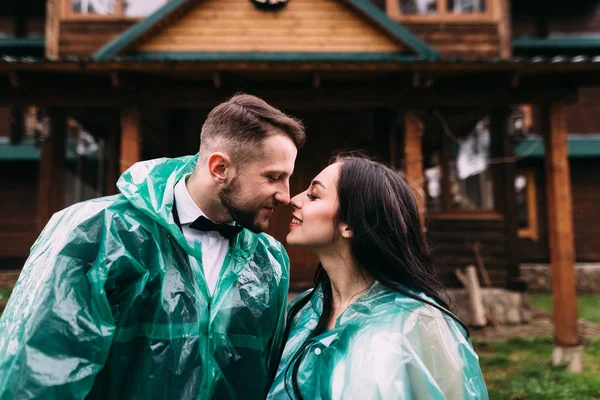Aşk çift kapılarında yağmurda öpüşme — Stok fotoğraf