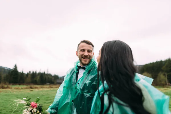 Pareja enamorada caminando bajo la lluvia, la vida mineral y relajarse juntos — Foto de Stock