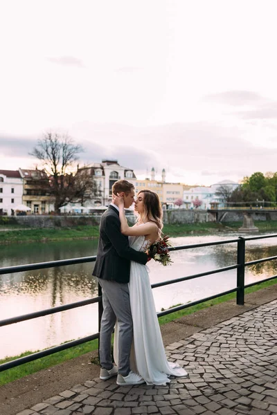 Nevěsta a ženich u řeky v Holandsku. — Stock fotografie