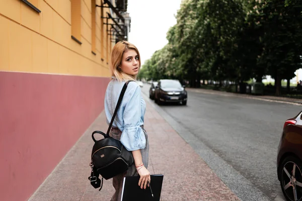 Ung flicka student går på gatorna i staden stilfullt klädd — Stockfoto