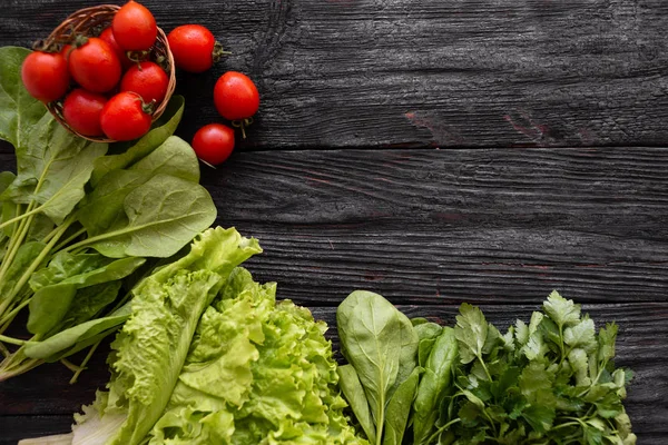 Dieet groenten liggen op een houten tafel. Sappig en voedzaam voedsel. — Stockfoto