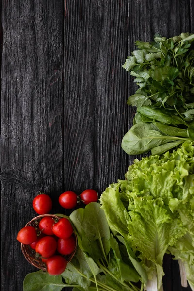 Smakelijke en sappige groenten zijn op de keuken tafel, gezond eten — Stockfoto