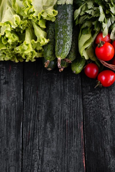 Lekker eten op de tafel groenten op een zwarte achtergrond — Stockfoto