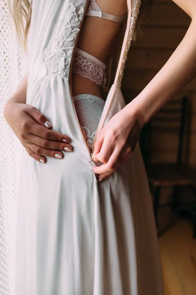 Nevěsta se chystá na schůzi. Nevěsta nosí svatební šaty. — Stock fotografie