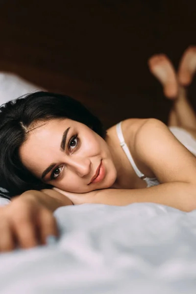 Bella mattina a letto, giorno libero possibilità di sdraiarsi sul letto più a lungo — Foto Stock