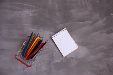 renkli kalemler alışveriş sepeti, tek bir yerde kırtasiye mal bir sürü vardır