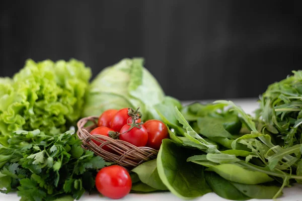 Nieuwe groenteteelt in de landbouw. Broeikas groenten staan op tafel — Stockfoto
