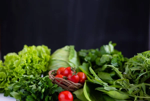 Na kuchyňském stole jsou zralá a lahodná zelenina, zdroj vitaminů a minerálních látek — Stock fotografie