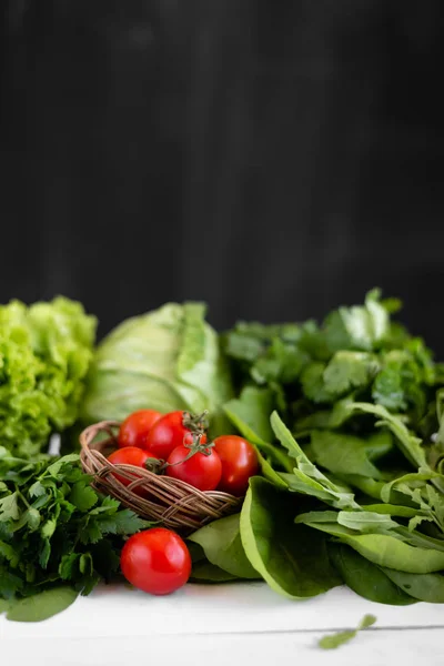 Lekker en heerlijk eten, rijpe groenten op de keuken tafel. Grote bron van vitaminen — Stockfoto