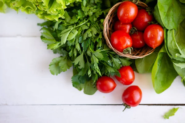 Vegetarisch eten, veel groenten zijn niet witte keuken tafel — Stockfoto