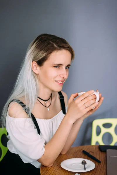 Estudiante feliz está descansando en la cafetería después de conferencias en la universidad . —  Fotos de Stock