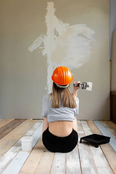 Dni robocze dziewczyny budowniczy w długim remoncie — Zdjęcie stockowe