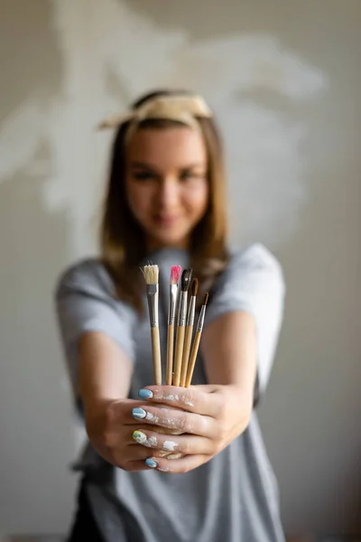 Reparação em casa. Preparação de materiais para desenho na parede — Fotografia de Stock