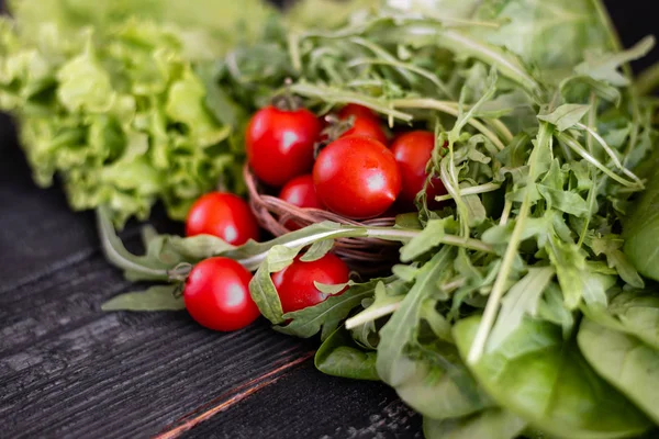 Zelenina leží na kuchyňském stole, zdroj vitaminů a minerálních látek — Stock fotografie