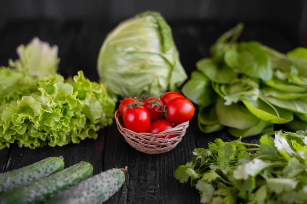 Na stole leží lahodná a zralá zelenina, přírodní ingredience v každém domě — Stock fotografie