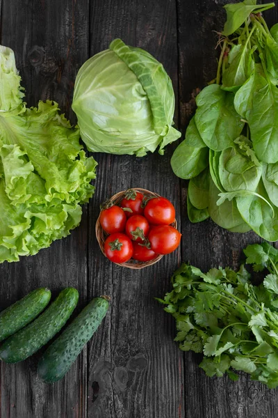 Nieuwe gewas landbouw, verse en rijpe groenten en greens op de keuken tafel — Stockfoto