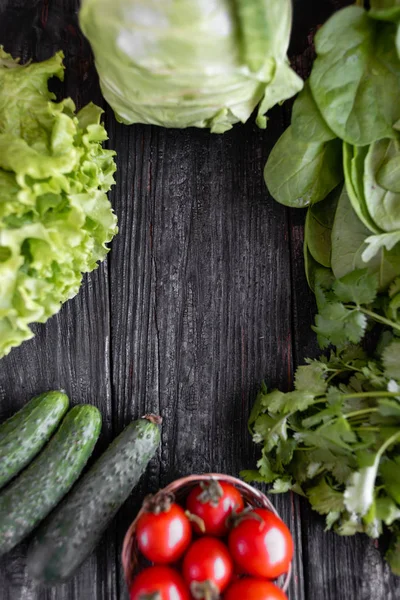 Čerstvá zelenina pro vaření na tmavém dřevěném pozadí s prostorem pro text. Pohled shora. — Stock fotografie