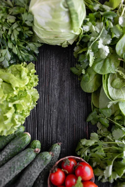 Veel verse groenten op de keuken tafel, ruimte voor tekst — Stockfoto