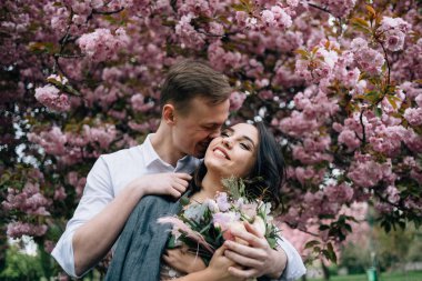 harika damat sarılma gelin yanağından onu öper