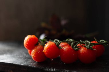 lezzetli bir vitamin salatası için sulu olgun kırmızı kiraz domates