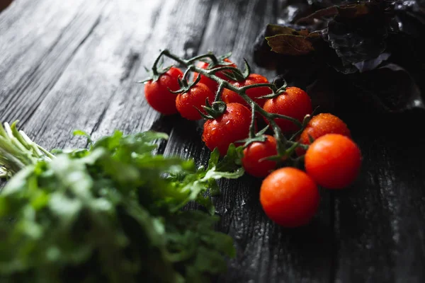 Užitečná antioxidační třešňová rajčata s arugulí a bazalkou — Stock fotografie