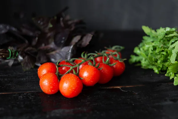 Lahodné třešňové rajčata s bazalkou a arugkou ke ztrátě váhy — Stock fotografie
